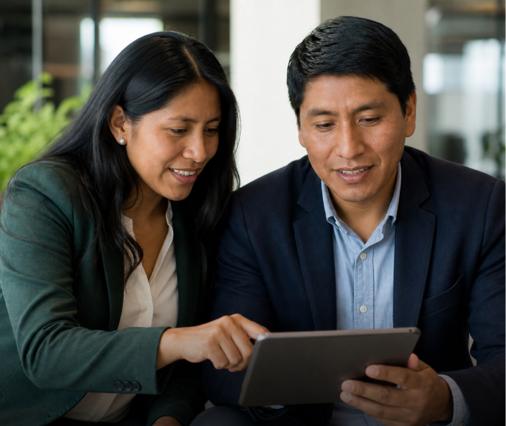 Equipo LATASIA revisando un proyecto en una tablet
